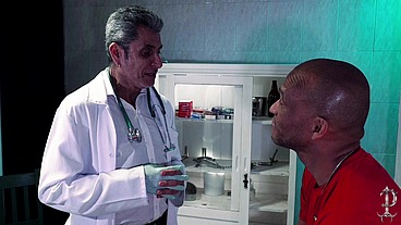 Medico tardão não aguenta ver a rolona do seu paciente e cai de boca chapando e dando gostoso para ele