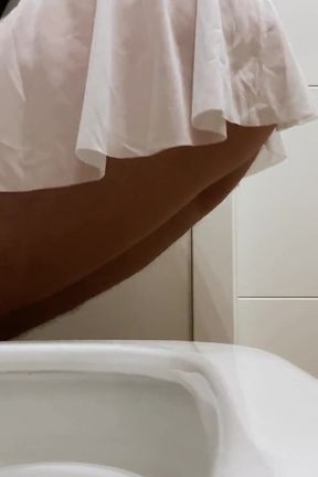 Crossdresser Con Un Gran Trasero En Minifalda Est Orinando