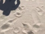 Девушка уговорила за деньги показать свой член и потанцевать голой на пляже
