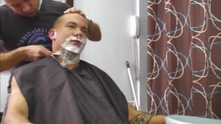 Rapazes britânicos tarados e sem circuncisão se masturbam, fodem bundas sem proteção e gozam muito.