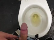 Masturbacion en un baño público, tengo miedo de ser descubierto