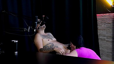 Recebeu um boquete da safada e brincou depois de dizer que quer fazer com transsexual e focar no seu atual trabalho - Thiago Barão (SHEER/RED)