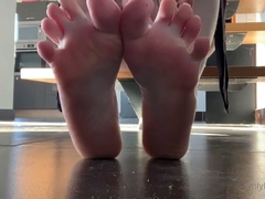 Romy Feet aka romyfeet OnlyFans - Je surprends mon coloc en