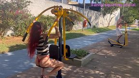 Esposa se exibe em publico em um parque lotado!