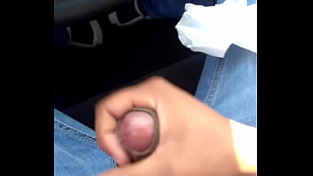 Tipo de Grindr se viene en mi coche despues de mamarme la verga