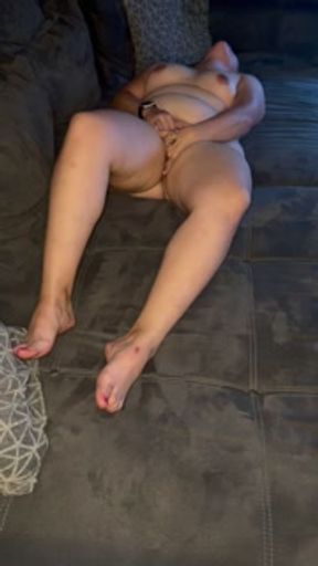 Vorspiel Sofa multiple Orgasmen nackt doppelte Penetration stöhnen enger Muschi will deinen schwanz