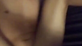 Młodzi geje-amatorzy biorą ogromnego kutasa głęboko w dupę podczas swojego pierwszego seksu wypełnionego spermą