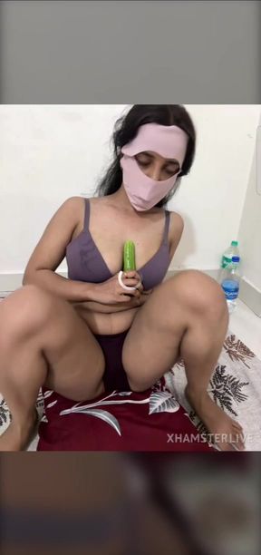 Desi sister-in-law sat down and squeezed her pussy and took off her tights and put her pussy cucumber and drained the whole water, enjoying it to the fullest