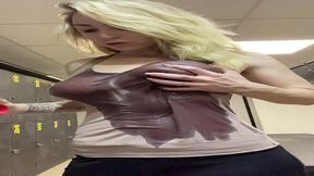 je renverse ma bouteille d’eau dans les vestiaires de fitness park