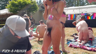 Orgia lésbica quente: beldades americanas desfrutam de cunilíngua, brincadeiras com vibrador e sexo anal em grupo intenso.