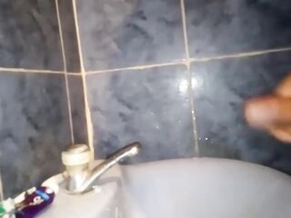 Un nueva paja, esta vez hago acabar a mi marido en el baño despues de lavarse los dientes