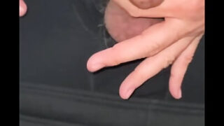 大屌老爹在浴室里手淫、撒尿和肛交