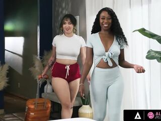 ALL HOTTY MASSAGE - BnB Owner Suggests A Massage Which Lead To Outstanding Scissoring Joy