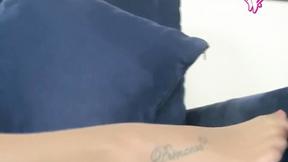 ”Biancaneve in collant neri masturba la mela”