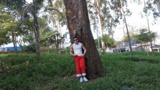 Chàng trai người Brazil xăm trổ đầy mình vuốt ve dương vật to lớn của mình trên webcam công cộng và xuất tinh mạnh mẽ.