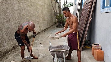 O pedreiro dotado e o ajudante puto