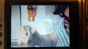 Mi vecina me mam&oacute_ la verga, me la lami&oacute_ y me la jal&oacute_ hasta sacarme la leche caliente.