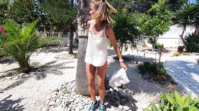 Palme feels a full bladder - Golden Shower - Claary Cherry