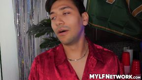 Curvy stepmom Lindsay Lee owns the college party by taking two dicks