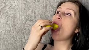 КАК ТЕБЕ ТАКАЯ КРОШКА??? ПОКРУТИ ЕЕ НА ЧЛЕНЕ НЕМНОЖКО