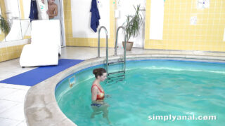 Muie, mui, sugere &#8211; clip fetiș cu bruneta Rebeca Kubi și Rebeka Ruby care primesc pula din fund în gură de către Lucky Lutro