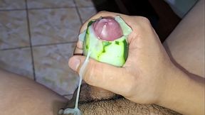 Haci&eacute_ndome una paja con un pepino