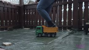Sneaker-Girl Lilly - Big Toy Truck Demolition