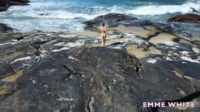 voltando a dar o cu em grande estilo - nas pedras da praia com uma vista linda! emme white e loupan no rj