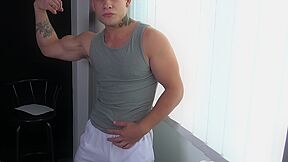 Flexing Hottie Looks So Goddamn Hot With Darrion Kautzer