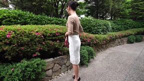 Stunning Secretary Shows Off Her Long Legs in a Tight Skirt – A Seductive Office Fantasy