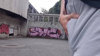 exhibiendo verga parada en la calle y me masturbo en un bus