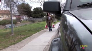 Una MILF caliente disfruta de una intensa penetración anal