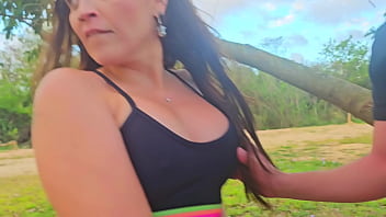 Eu estava correndo pelo parque e um estranho me levou para casa em troca de sexo no carro