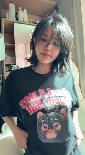 Big-titted Asian babe exposes her juicy tits on OnlyFans