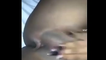 Chica hace video masturb&aacute_ndose para su PADRE