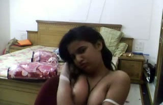 Indian webcam bitch kneads her boobs and fingers her pussy