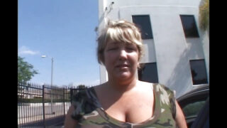 Wielki czarny kutas Tylera Knighta wali w tyłek Velicity Von, doprowadzając ją do orgazmu