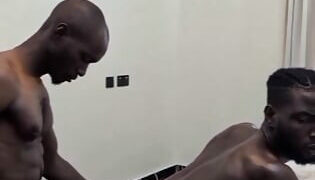 Lelkes tini meleg amatőrök szopják és lovagolják a hatalmas, bareback kakasokat