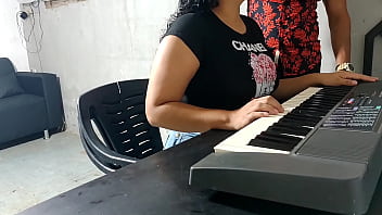 Profesor de teclado castiga a su joven alumna por ser indisciplinada