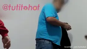 Adelanto: Este vigilante moreno viene a darme lechita aprovechando la espacada que se dio del trabajo. Mucha lechita, heterocurioso, gordito y mucho placer. Míralo completo suscribiéndote.