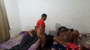 duas amigas dividindo o coroa