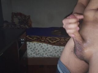 joven latino se viene a chorros