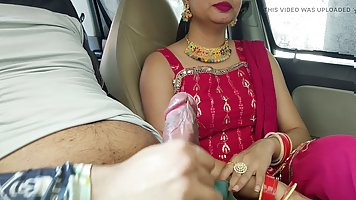 Amateur Indian MILF gets fucked in the car