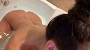 um sexo completo dentro da hidromassagem