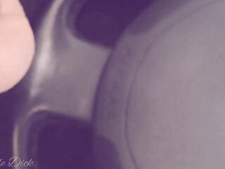 Me jalo la polla en el carro