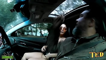 Safyra Safi a novinha fica peladinha dentro do carro na carona