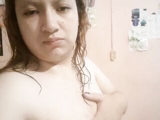 Acaricando mi busto mojado