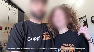 CORNUTO GUARDA COME LO PRENDO TUTTO-Giovane moglie troia scopa BULL davanti marito guardone (dialoghi ita)