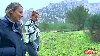 Stella et Emmanuelle, deux magnifiques diablesses, s&#039_adonnent au sexe &agrave_ quatre