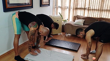 Professor de Yoga e os alunos tarados